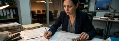  trabajadora haciendo horas extraordinarias 