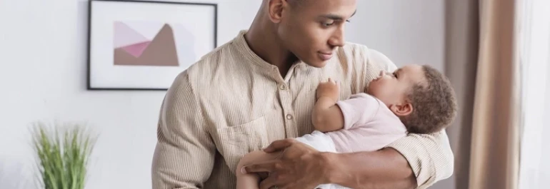 ¿Tiene derecho al permiso por paternidad si su hijo nace en el extranjero?