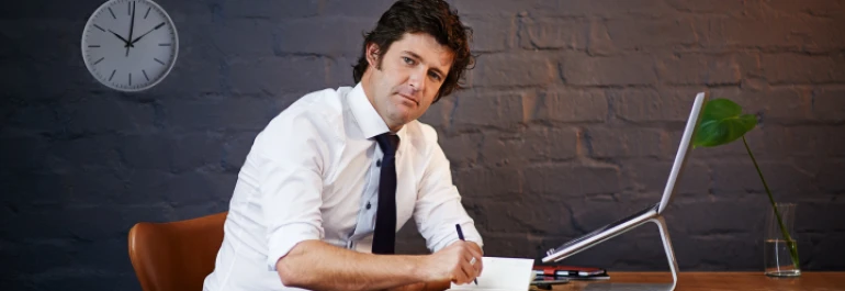 ¿Cómo se calcula la cotización por horas extras y qué porcentaje se debe pagar por la base de contingencias profesionales?