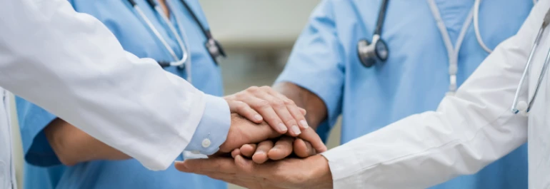 ¿Puede realizar guardias un trabajador con contrato en prácticas?