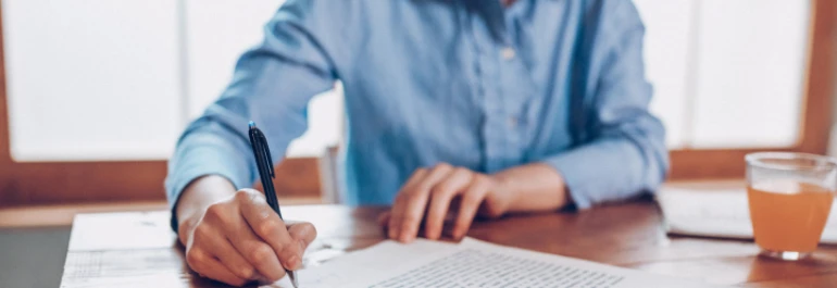 Para la autorización de trabajo y residencia, ¿es necesario formalizar un contrato indefinido?