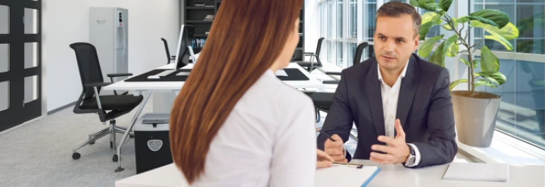 La beca de estudios de una trabajadora en prácticas, ¿debe pagarse mediante nómina?