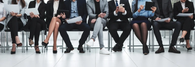  Grupo de personas con móviles y Tablets vestidos con traje 