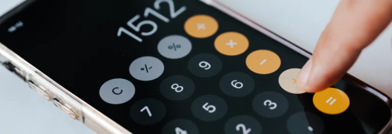  Dedo presionando la tecla del más en la calculadora del móvil 