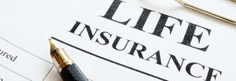  Un formulario de seguro de vida con un bolígrafo al lado. 