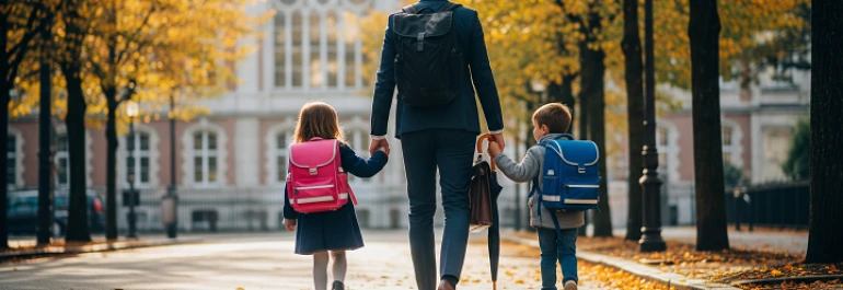  Un padre ejecutivo con dos hijos caminando al cole 