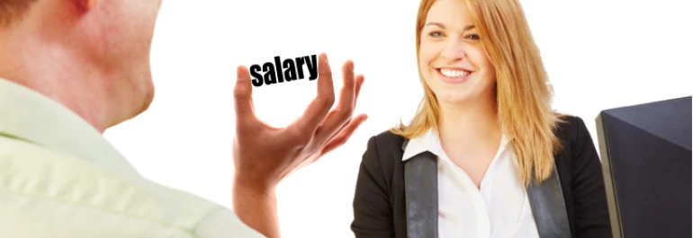  Una persona sonriente en una oficina parece estar discutiendo sobre el salario con otra persona. 