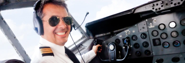  Un piloto sonríe en la cabina de un avión. 