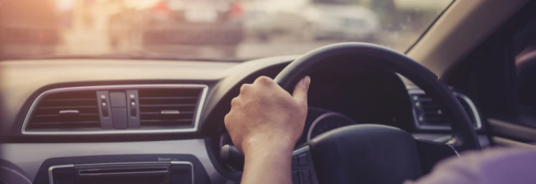  Persona conduciendo un auto en medio del tráfico. 