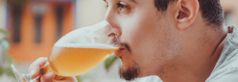  Una persona está bebiendo una cerveza en una copa. 