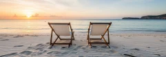  Una playa con dos amacas en una puesta de sol 
