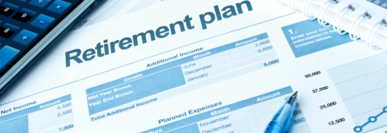  Un documento de plan de jubilación junto a una calculadora, un bolígrafo y un gráfico. 