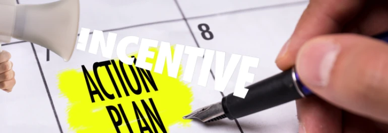  Una mano sostiene una pluma sobre un calendario, destacando las palabras INCENTIVE y ACTION PLAN. 