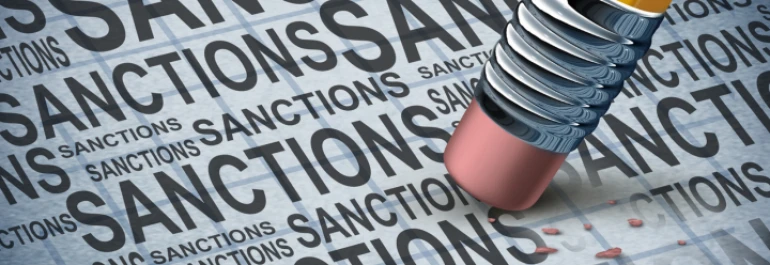  Un borrador de lápiz está borrando la palabra SANCTIONS repetida varias veces. 