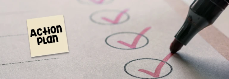  Una lista de verificación con Action Plan escrita en una nota adhesiva y un marcador marcando casillas. 