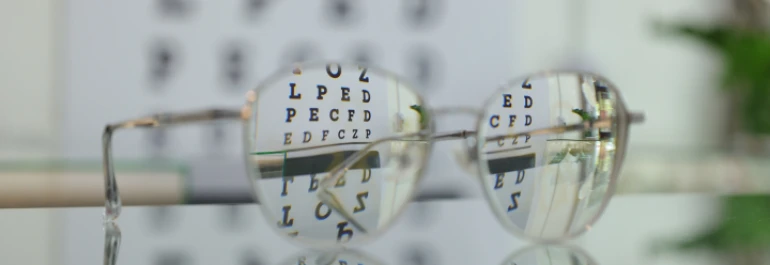 gafas-con-fondo-desenfocado-y-letras-de-examen-de-vista-enfocadas 