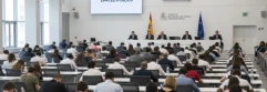 Grupo de opositores presentándose al examen 