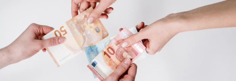  Dos personas intercambian billetes de euros. 