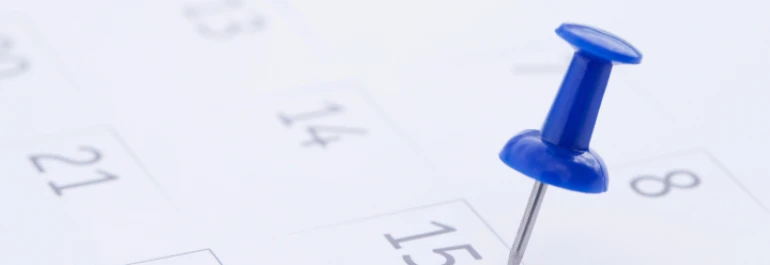  Un chinche azul marca el día 8 en un calendario. 