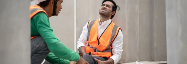  Dos trabajadores con chalecos reflectantes están en un sitio de construcción. 