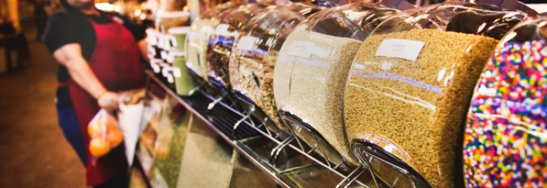  ¿Puede justificarse el despido de un trabajador en baja médica por realizar una actividad esporádica de corta duración en la tienda de su esposa? 