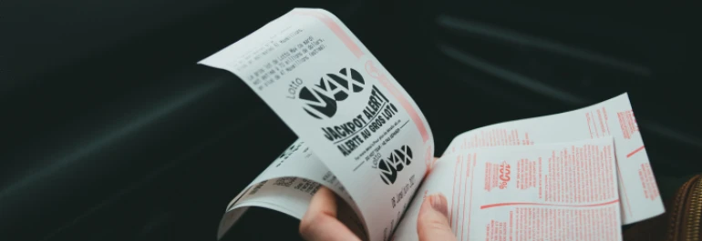  Una persona sostiene un recibo de compra con descuentos. 