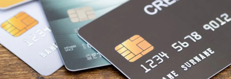  Tres tarjetas de crédito sobre una superficie de madera. 