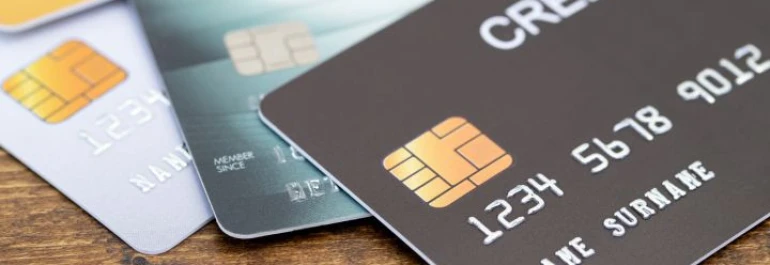  Tres tarjetas de crédito sobre una superficie de madera. 