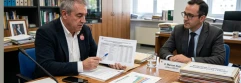  Representante de los trabajadores revisando cantidades de complemento de productividad 