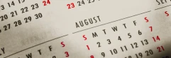  Calendario de agosto con letras negras y rojas 