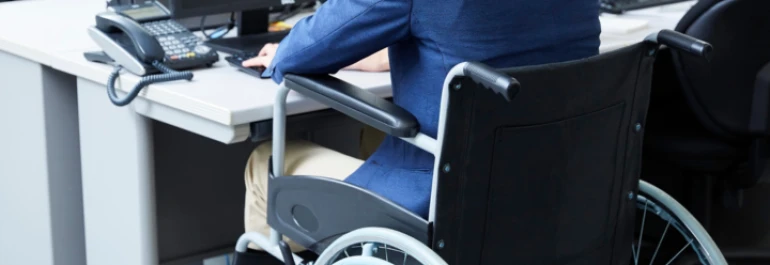  Persona en silla de ruedas frente a un ordenador 