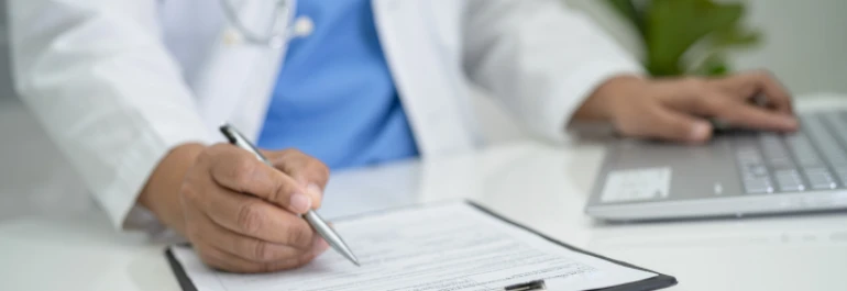  Médico escribiendo prescripción médica 