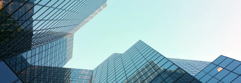  ¿Puede un trabajador en excedencia voluntaria solicitar el reingreso en una empresa distinta dentro de un grupo de empresas? 