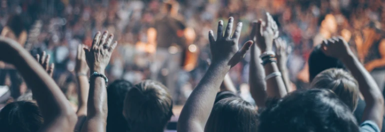  Una multitud con las manos levantadas en un concierto. 