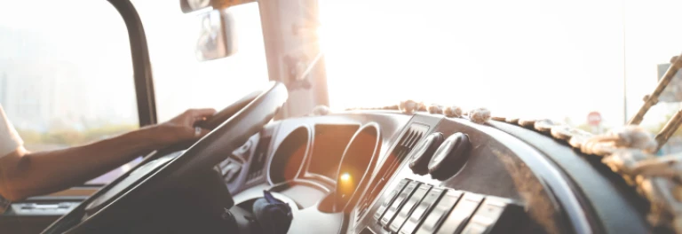  Persona conduciendo un autobús 